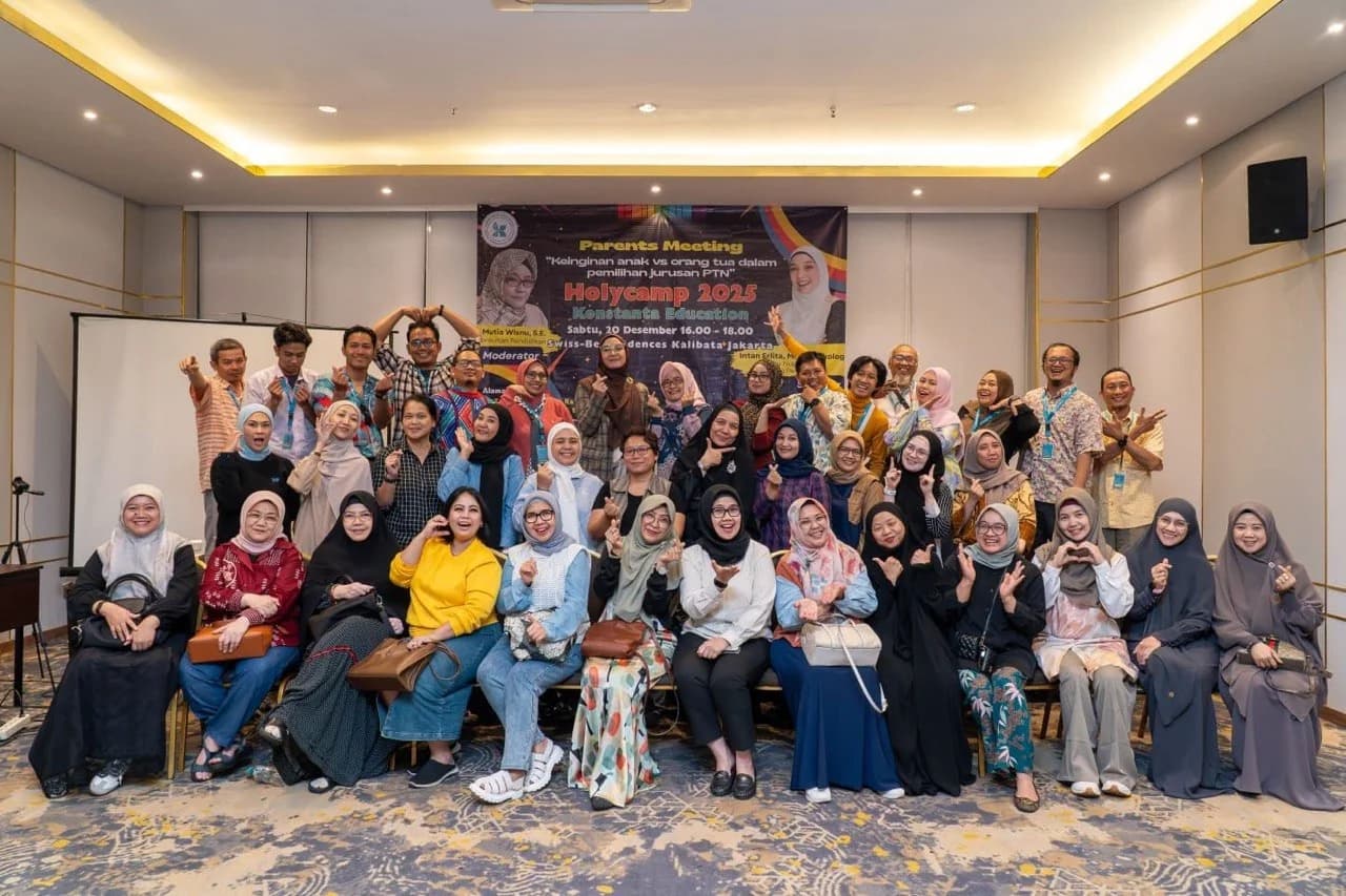 Foto bersama orang tua KEnz dan tim Konstanta Education saat Parents Meeting HolyCamp 2025